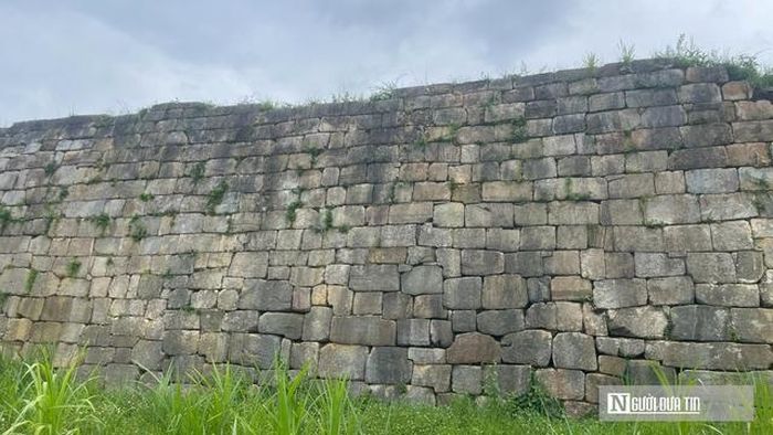 Những bức tường đá còn nguyên vẹn sau 7 thế kỷ.