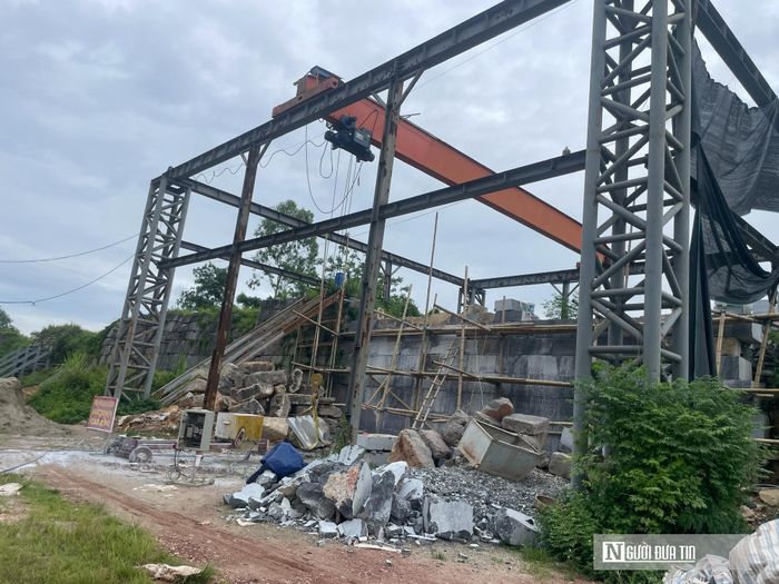 Đơn vị thi công đang tu sửa cấp thiết đoạn tường đá bị sạt lở hoàn toàn.