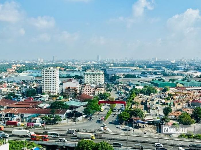 Đường An Bình kết nối tới đầu khu công nghiệp Sóng Thần và quốc lộ 1A, ga hàng hóa sóng thần (góc phải).