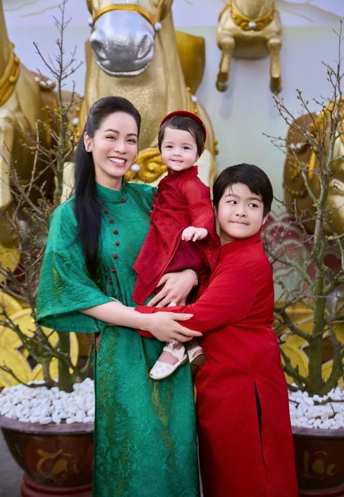 Khoảnh khắc bình yên của Nhật Kim Anh bên các con.