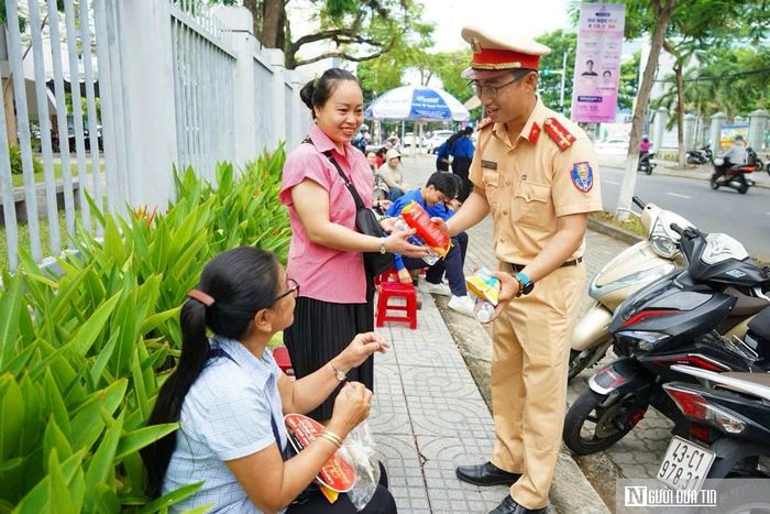 Lực lượng CSGT hỗ trợ thí sinh và người nhà trước điểm thi Trường THPT Phan Châu Trinh, Đà Nẵng.