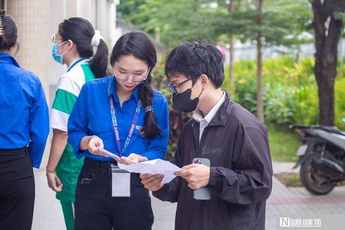 Thí sinh vui vẻ bước vào ngày thi đầu tiên của kỳ thi tốt nghiệp THPT năm 2026.