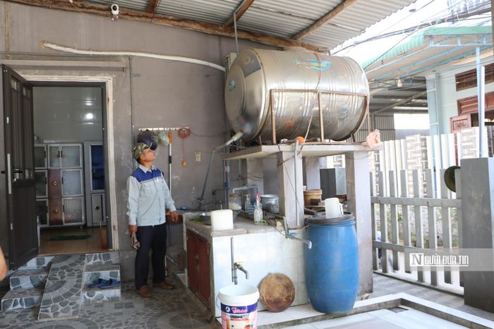 Bồn chứa nước của nhiều gia đình thường xuyên trong tình trạng cạn kiệt vì nguồn cấp không ổn định.