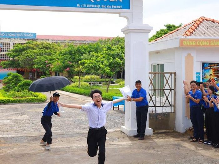 Một thí sinh tại Đặc khu Phú Quý không giấu được cảm xúc sau khi kết thúc bài thi môn Toán. 