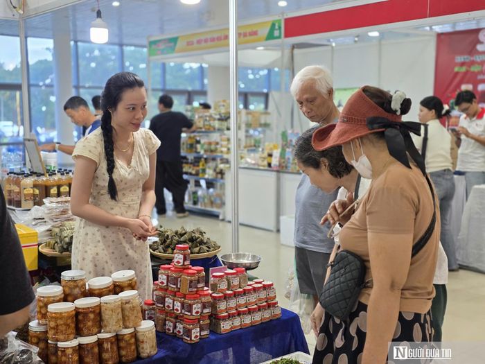 Người tiêu dùng tìm hiểu, lựa chọn các sản phẩm hàng Việt tại Hội chợ hàng Việt Đà Nẵng 2026.
