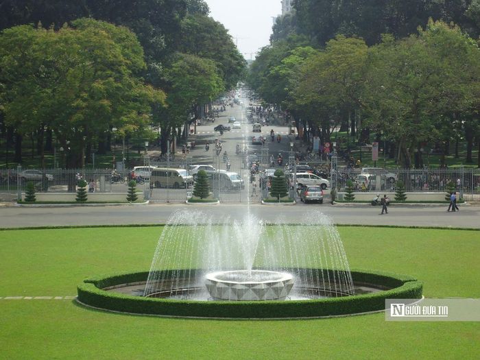 Đài phun nước tại Dinh Độc Lập.