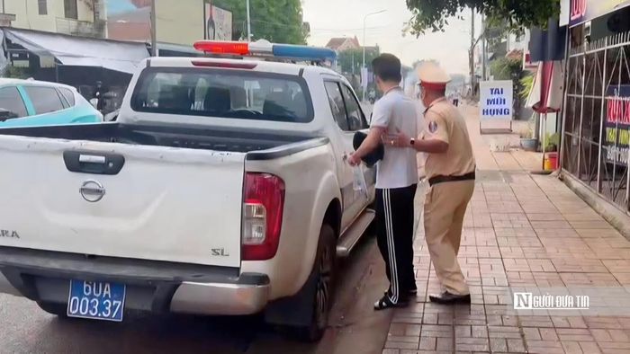 Trung tá Đỗ Xuân Bốn, cán bộ Trạm CSGT Suối Tre, hỗ trợ thí sinh Trần Văn Hạnh lên xe đặc chủng để nhanh chóng di chuyển đến điểm thi Trường THPT Long Khánh sáng 11/6.