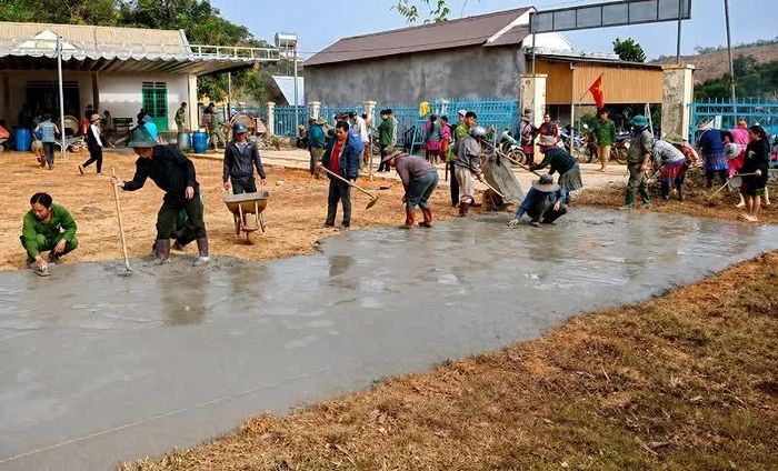 Người dân Đam Rông 2 chung tay xây dựng nông thôn mới.