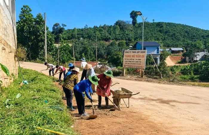 Người dân Đam Rông 2 hưởng ứng phong trào “Toàn dân chung tay bảo vệ môi trường vì một Việt Nam xanh - sạch - đẹp”.