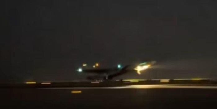 Máy bay F-14 của Không quân Iran hạ cánh gần Isfahan. Ảnh: MW.