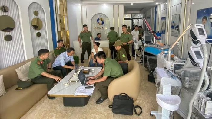 Công an khám xét tại cơ sở Đông Á Beauty Center, phường Vĩnh Phúc, tỉnh Phú Thọ. Ảnh: Công an Bắc Ninh.