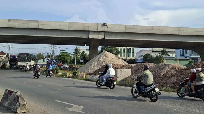 Tuyến đường Vành đai 3 đi qua xã Bình Mỹ (TPHCM) đang được thi công. Ảnh: ĐỨC TRUNG