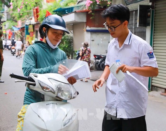 Thí sinh tại Điểm thi trường THPT Đoàn Kết - Hai Bà Trưng (phường Bạch Mai) trước khi bước vào môn thi đầu tiên Kỳ thi tốt nghiệp THPT năm 2026. Ảnh: Khánh Hòa - TTXVN