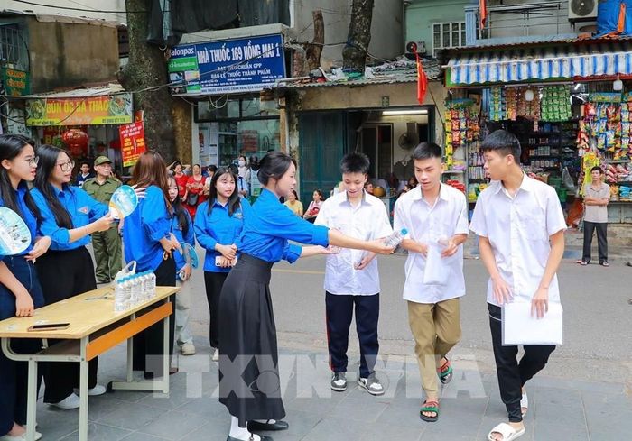 Thí sinh tại Điểm thi trường THPT Đoàn Kết - Hai Bà Trưng (phường Bạch Mai) trước khi bước vào môn thi đầu tiên Kỳ thi tốt nghiệp THPT năm 2026. Ảnh: Khánh Hòa - TTXVN