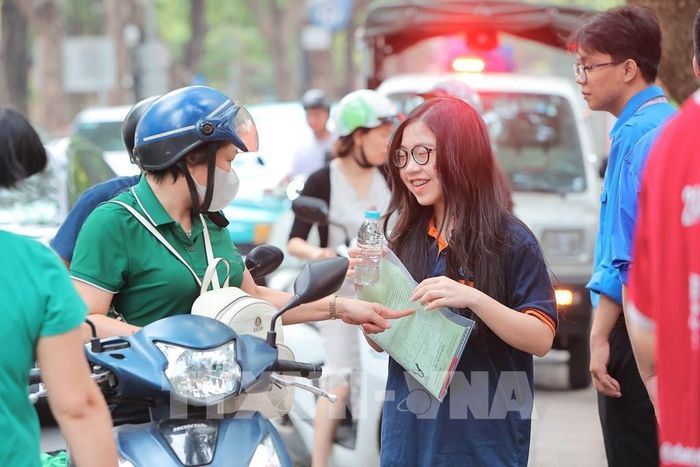 Phụ huynh ôm, động viên con em trước khi bước vào điểm thi Kỳ thi tốt nghiệp THPT năm 2026 tại điểm thi trường THPT Phan Đình Phùng. Ảnh: Lê Đông - TTXVN
