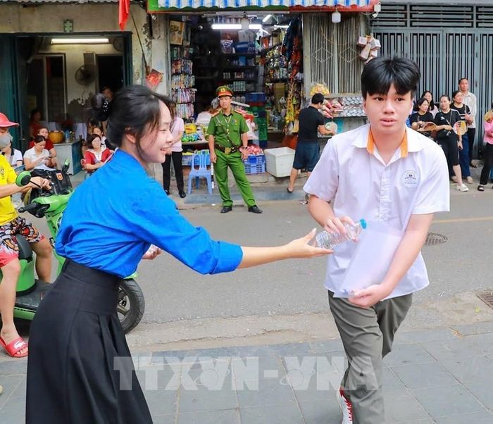 Thí sinh tại Điểm thi trường THPT Đoàn Kết - Hai Bà Trưng (phường Bạch Mai) trước khi bước vào môn thi đầu tiên Kỳ thi tốt nghiệp THPT năm 2026. Ảnh: Khánh Hòa - TTXVN