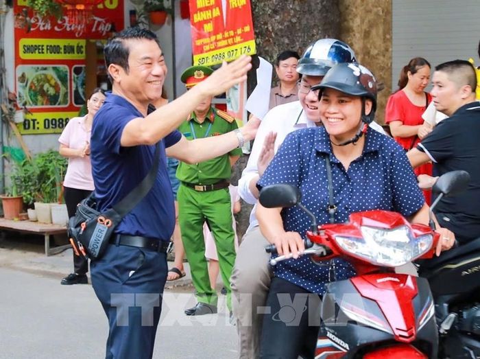 Thí sinh tại Điểm thi trường THPT Đoàn Kết - Hai Bà Trưng (phường Bạch Mai) trước khi bước vào môn thi đầu tiên Kỳ thi tốt nghiệp THPT năm 2026. Ảnh: Khánh Hòa - TTXVN