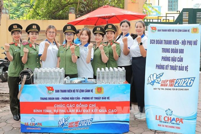 Ban thanh niên Bộ Tư lệnh cảnh vệ tiếp sức mùa thi 2026 tại điểm thi trường THPT Phan Đình Phùng. Ảnh: Lê Đông - TTXVN