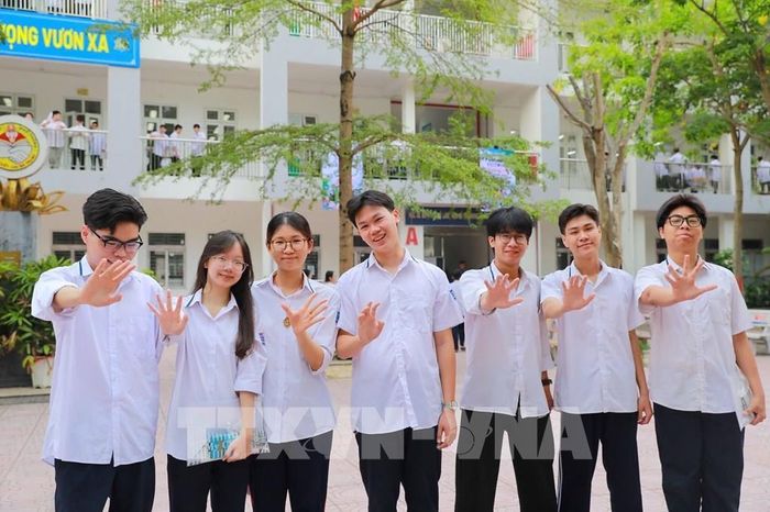 Thí sinh tại Điểm thi trường THPT Đoàn Kết - Hai Bà Trưng (phường Bạch Mai) trước khi bước vào môn thi đầu tiên Kỳ thi tốt nghiệp THPT năm 2026. Ảnh: Khánh Hòa - TTXVN