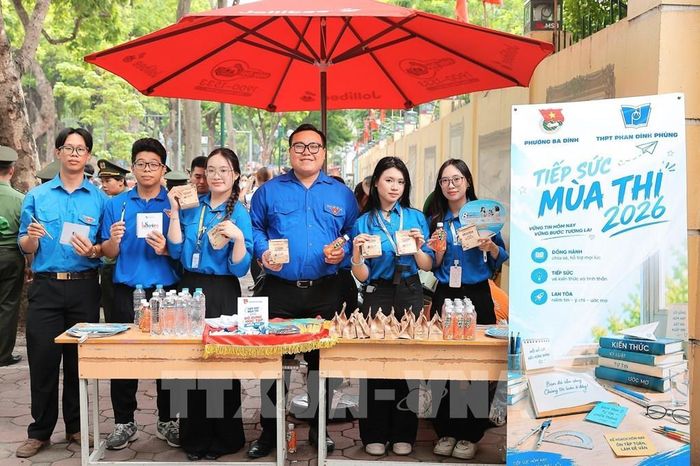 Đoàn thanh niên Phường Ba Đình tiếp sức mùa thi 2026 tại điểm thi trường THPT Phan Đình Phùng. Ảnh: Lê Đông - TTXVN