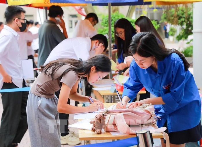 Thí sinh tại Điểm thi trường THPT Đoàn Kết - Hai Bà Trưng (phường Bạch Mai) trước khi bước vào môn thi đầu tiên Kỳ thi tốt nghiệp THPT năm 2026. Ảnh: Khánh Hòa - TTXVN