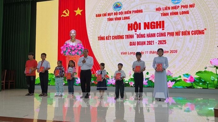 Tặng quà cho học sinh có hoàn cảnh khó khăn. Ảnh: Huỳnh Phúc Hậu - TTXVN