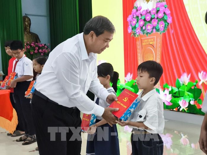 Tặng quà cho học sinh có hoàn cảnh khó khăn. Ảnh: Huỳnh Phúc Hậu - TTXVN