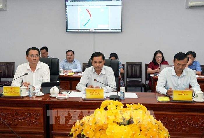 Bí thư Tỉnh ủy Vĩnh Long Trần Văn Lâu phát biểu tại buổi làm việc. Ảnh: Phạm Minh Tuấn-TTXVN
