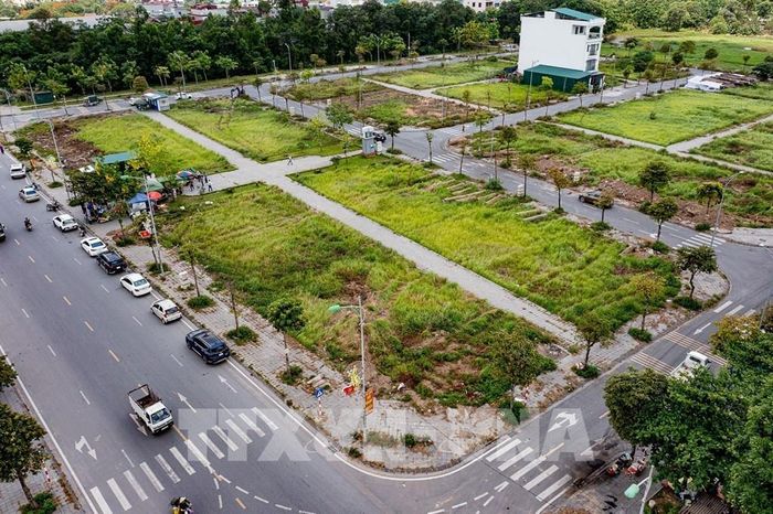 Khu tái định cư tại xã Thư Lâm (Hà Nội) được quy hoạch đồng bộ với hệ thống đường giao thông, vỉa hè và hạ tầng kỹ thuật phục vụ bố trí tái định cư cho các hộ dân thuộc diện di dời thực hiện các dự án cầu vượt sông Hồng. Ảnh: Trung Nguyên - TTXVN