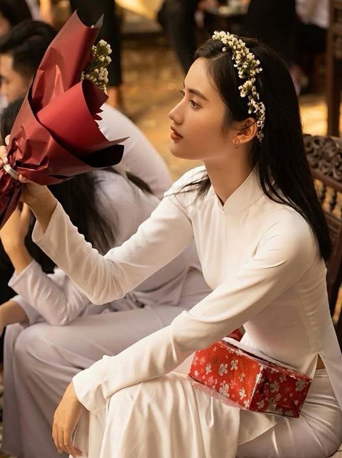 Hoa hậu Ý Nhi chúc các sĩ tử luôn vững tinh thần, giữ sức thật ổn để bứt phá chặng cuối. "Vào phòng thi là trúng tủ, mỗi môn gom gọn điểm tuyệt đối nhé", cô nhắn nhủ.