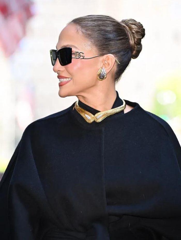 Jennifer Lopez diện loạt phụ kiện xa xỉ. Ảnh: Getty Images
