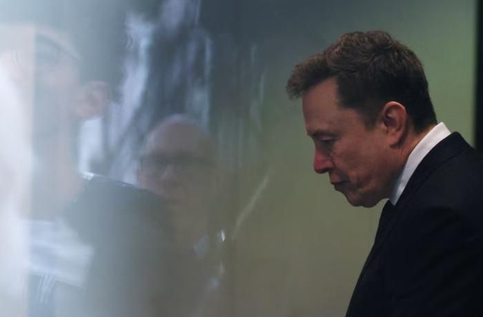 Elon Musk đi bộ đến tham dự phiên tòa xét xử vụ kiện của ông về việc chuyển đổi OpenAI thành doanh nghiệp vì lợi nhuận tại một tòa án liên bang ở Oakland, California, Hoa Kỳ, ngày 29 tháng 4 năm 2026. Ảnh: Reuters
