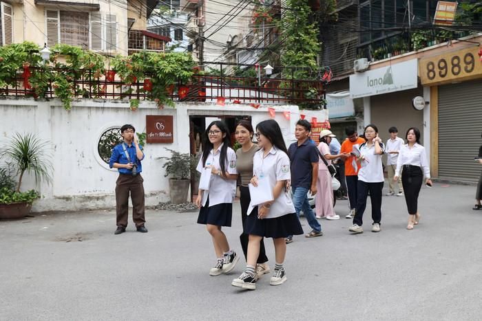 Các sĩ tử tại điểm thi THCS Nguyễn Trường Tộ (Hà Nôi) sáng nay (11/6). Ảnh: Vân Đức