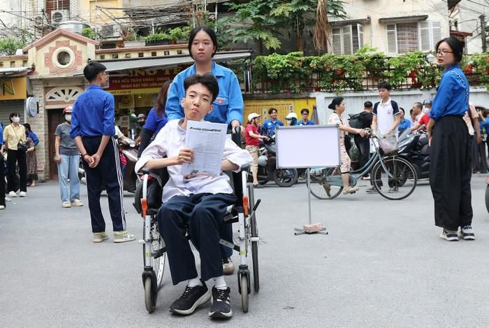 Em Đinh Thanh Sơn trong buổi thi đầu tiên Kỳ thi tốt nghiệp THPT 2026. Ảnh: Vân Đức