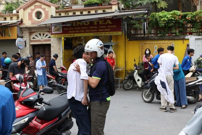 Anh Lâm đưa con trai đến điểm thi với sự lo lắng, xúc động và cả niềm tự hào. Ảnh: Vân Đức