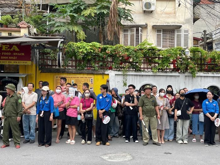 Các sĩ tử đi thi, phụ huynh cũng hồi hộp không kém. Ảnh: Vân Đức