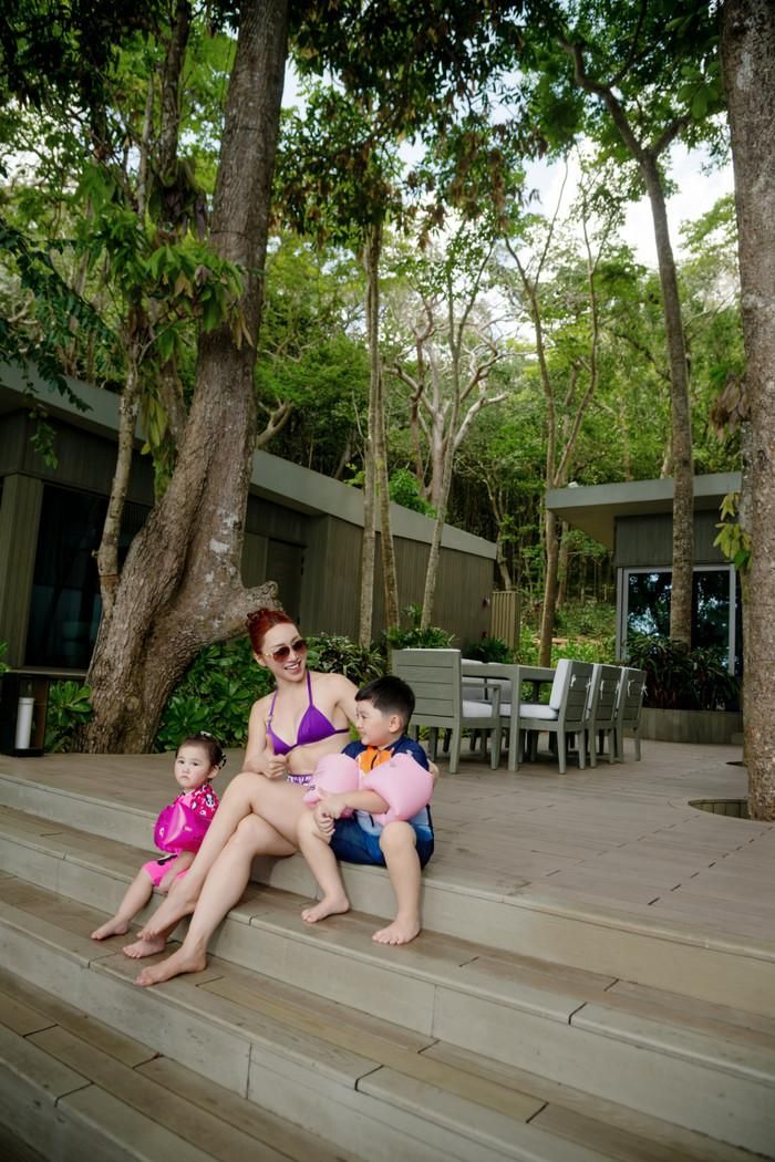 Những hình ảnh diễn viên Chi Bảo cùng vợ con tận hưởng kỳ nghỉ hè ở Côn Đảo khiến nhiều người ghen tị.