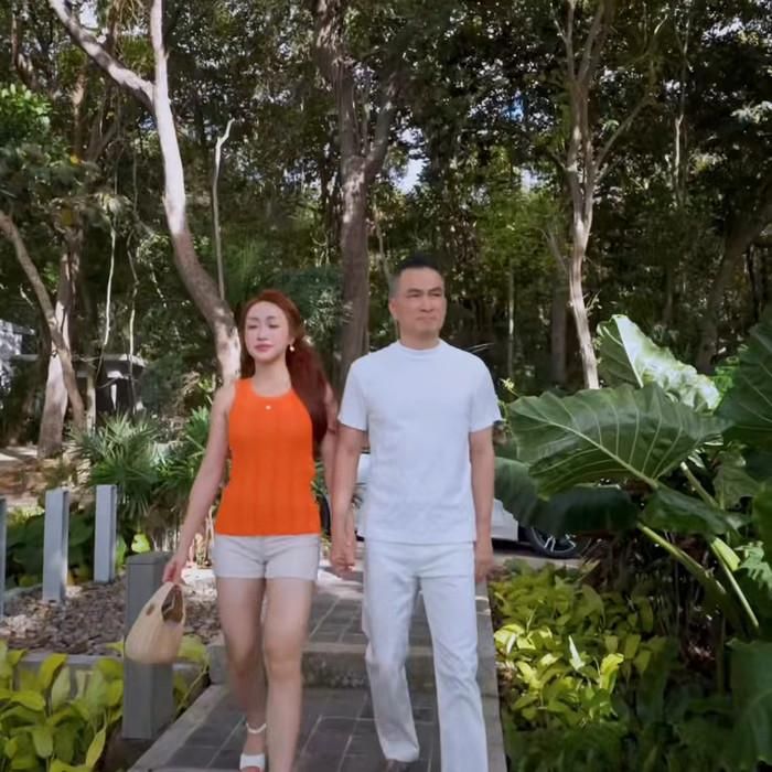  Sau nhiều năm rút lui khỏi các hoạt động nghệ thuật sôi nổi, Chi Bảo ngày càng được công chúng nhắc đến với hình ảnh người đàn ông của gia đình.