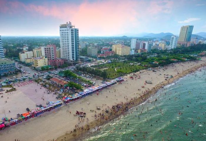 Du khách đến vui chơi ở biển Cửa Lò - Nghệ An.