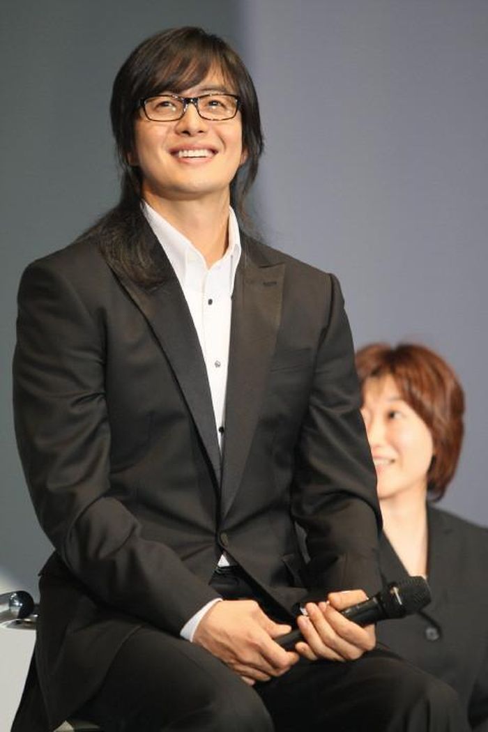 Bae Yong Joon vẫn giữ được sức nóng tên tuổi sau nhiều năm "ở ẩn". Ảnh: BOF