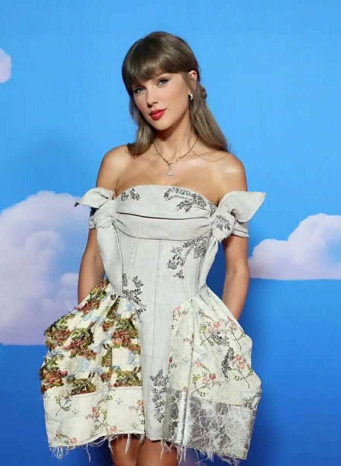 Taylor Swift tại Toy Story 5 chiếm trọn spotlight thảm đỏ với bộ váy cúp ngực lấy cảm hứng từ nhân vật Bo Peep. Ảnh: Sohu