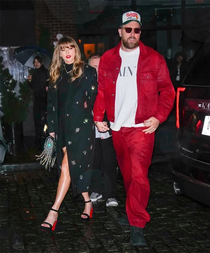 Taylor Swift và Travis Kelce đính hôn vào tháng 8/2025 sau khoảng hai năm hẹn hò.