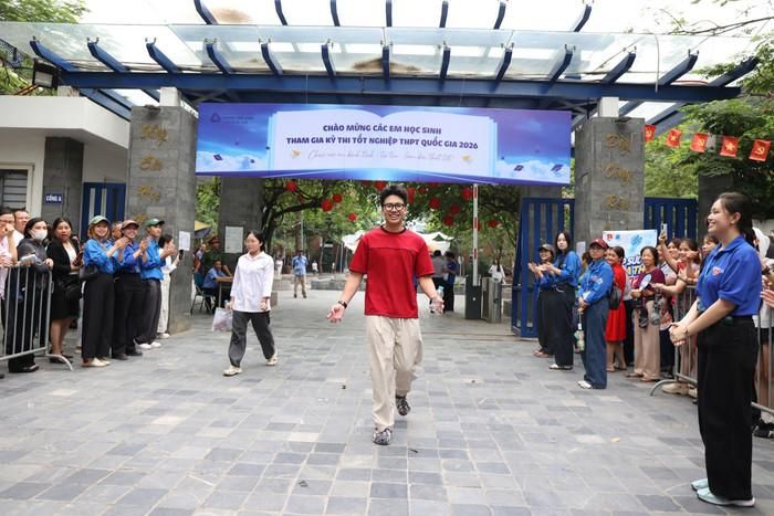 Nam sinh Nguyễn Thái Lâm là một trong những thí sinh đầu tiên rời điểm thi. Ảnh: Vân Đức
