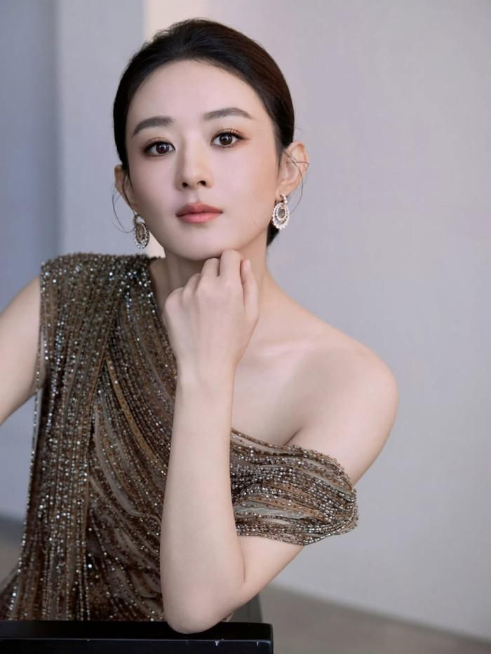 Sau nhiều năm hoạt động, Triệu Lệ Dĩnh vẫn giữ được sức hút nhờ khả năng làm mới bản thân và không ngừng bước ra khỏi vùng an toàn.