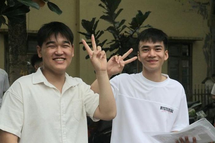Nhiều thí sinh tại điểm thi Trường THPT Ngô Quyền - Ba Vì tự tin trước khi bước vào thời gian thi môn Ngữ văn.