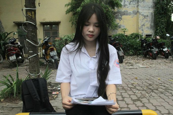 Thí sinh Minh Phương tranh thủ xem lại một số kiến thức trước giờ thi.