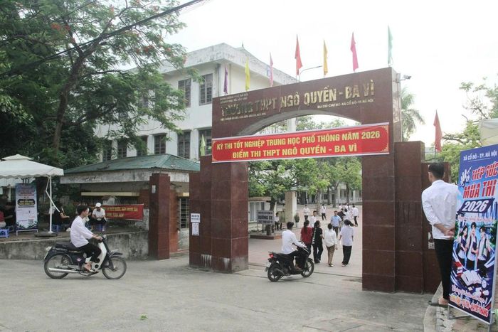 Nhiều thí sinh có mặt tại điểm thi Trường THPT Ngô Quyền - Ba Vì, Hà Nội, từ sớm để chuẩn bị bước vào môn thi Ngữ văn.