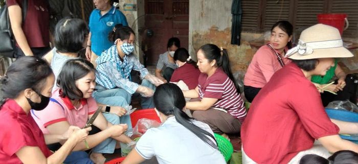 Hội viên phụ nữ xã Trung Giã nấu ăn phục vụ các thí sinh tham gia Kỳ thi tốt nghiệp THPT năm 2026 trên địa bàn.