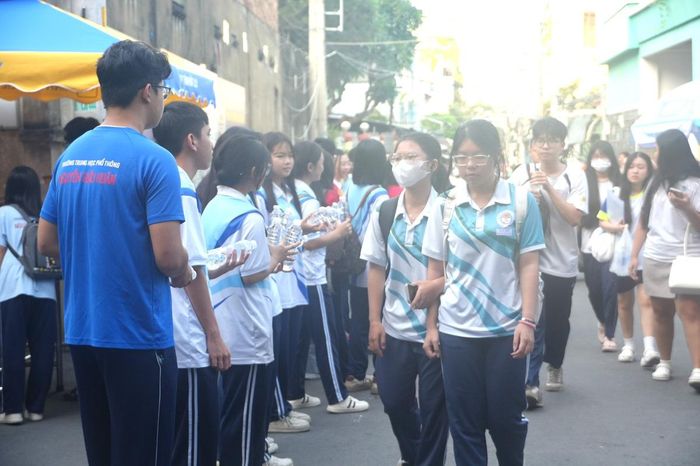 Các thí sinh đến điểm thi từ rất sớm.