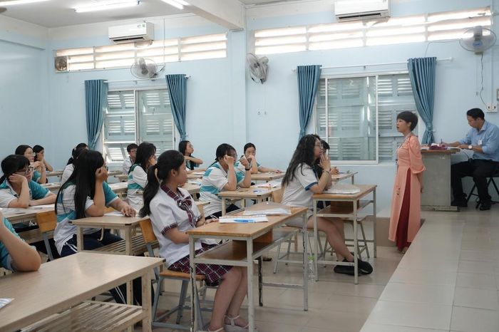 Các thí sinh chuẩn bị bước vào môn thi văn.